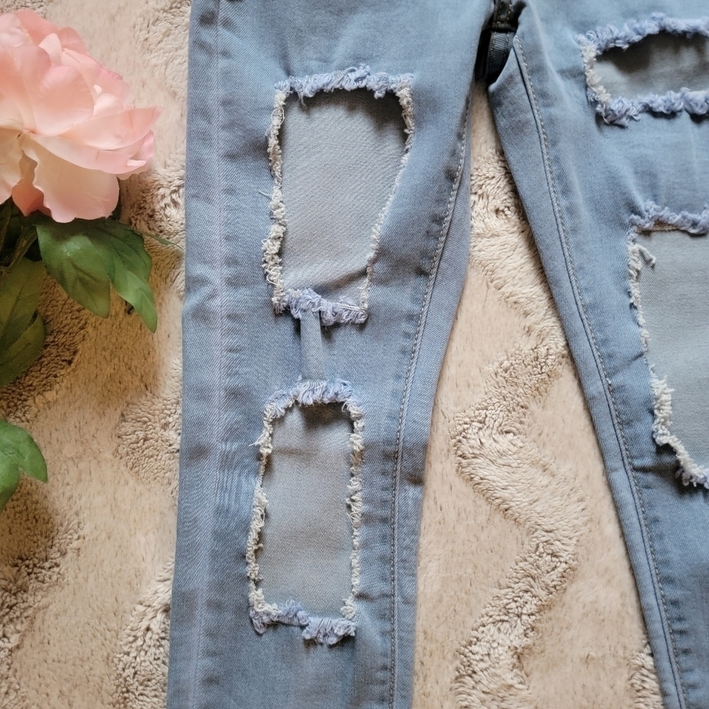 PrettyLittleThing Light Wash Open Distress Thigh 5Pocket Skinny Jean NWT 4 - Picture 5 of 16